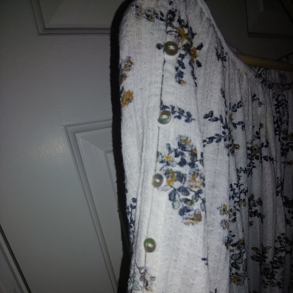 GUC Plus Size Lucky Brand Antique Floral Print Button Sleeve Top – Size 1X - Picture 4 of 16